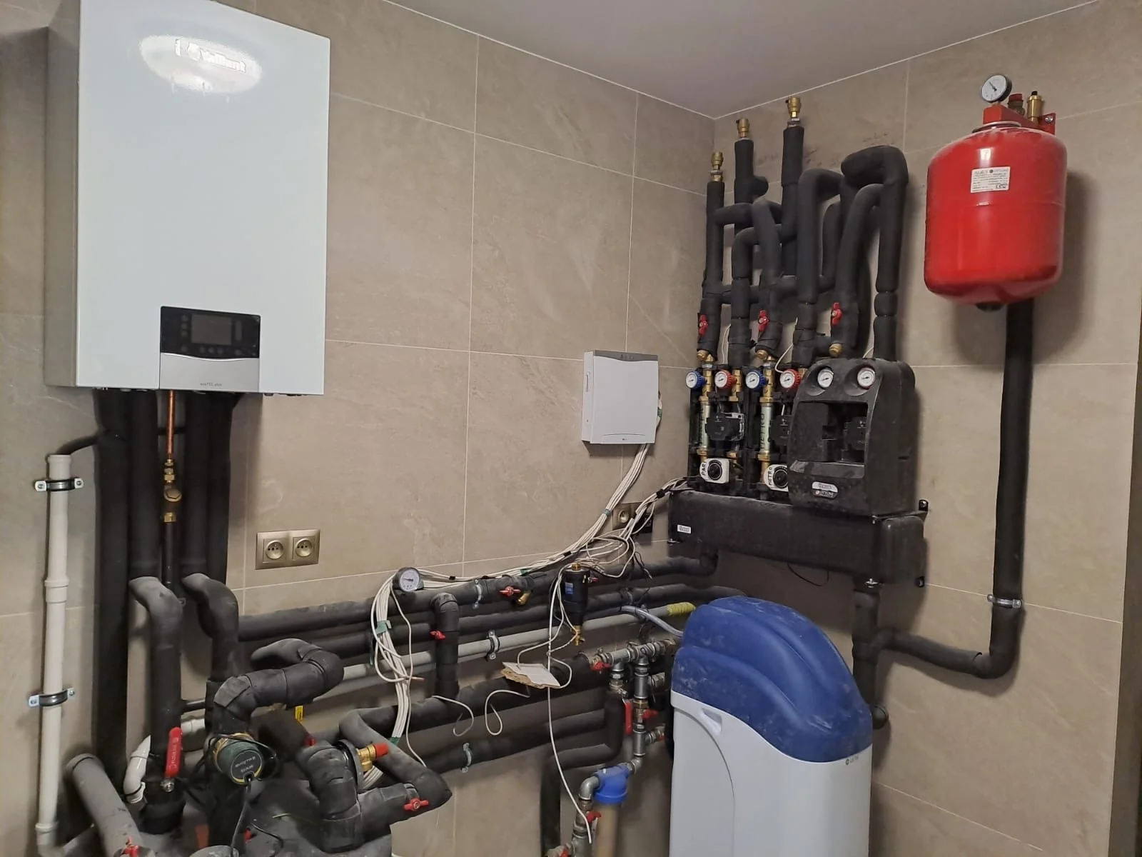 Kocioł ścienny z osprzętem, zasobnikiem i izolowaną instalacją hydrauliczną